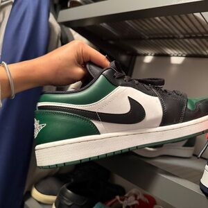 Nike Men's Black, Green, and White Sneakers